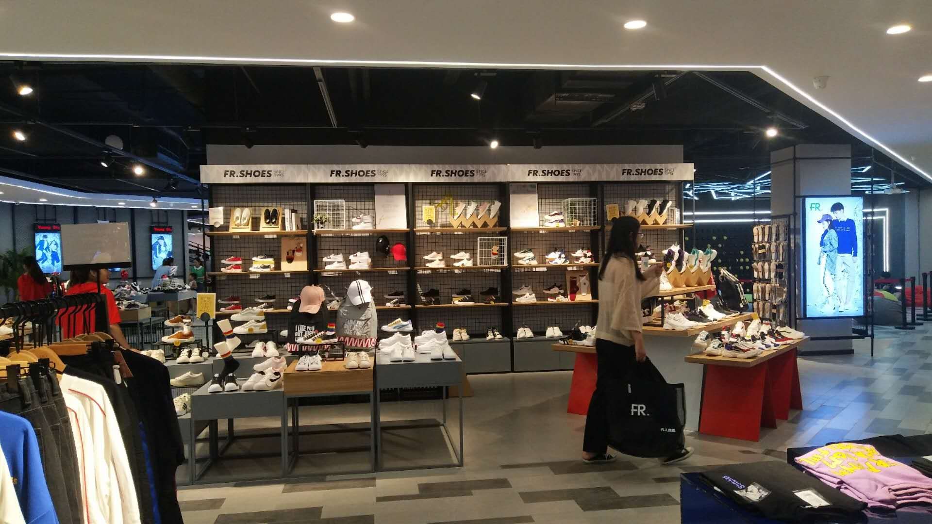凡人优品综合店展柜设计装修(图1) 凡人优品综合店展柜设计装修(图1)