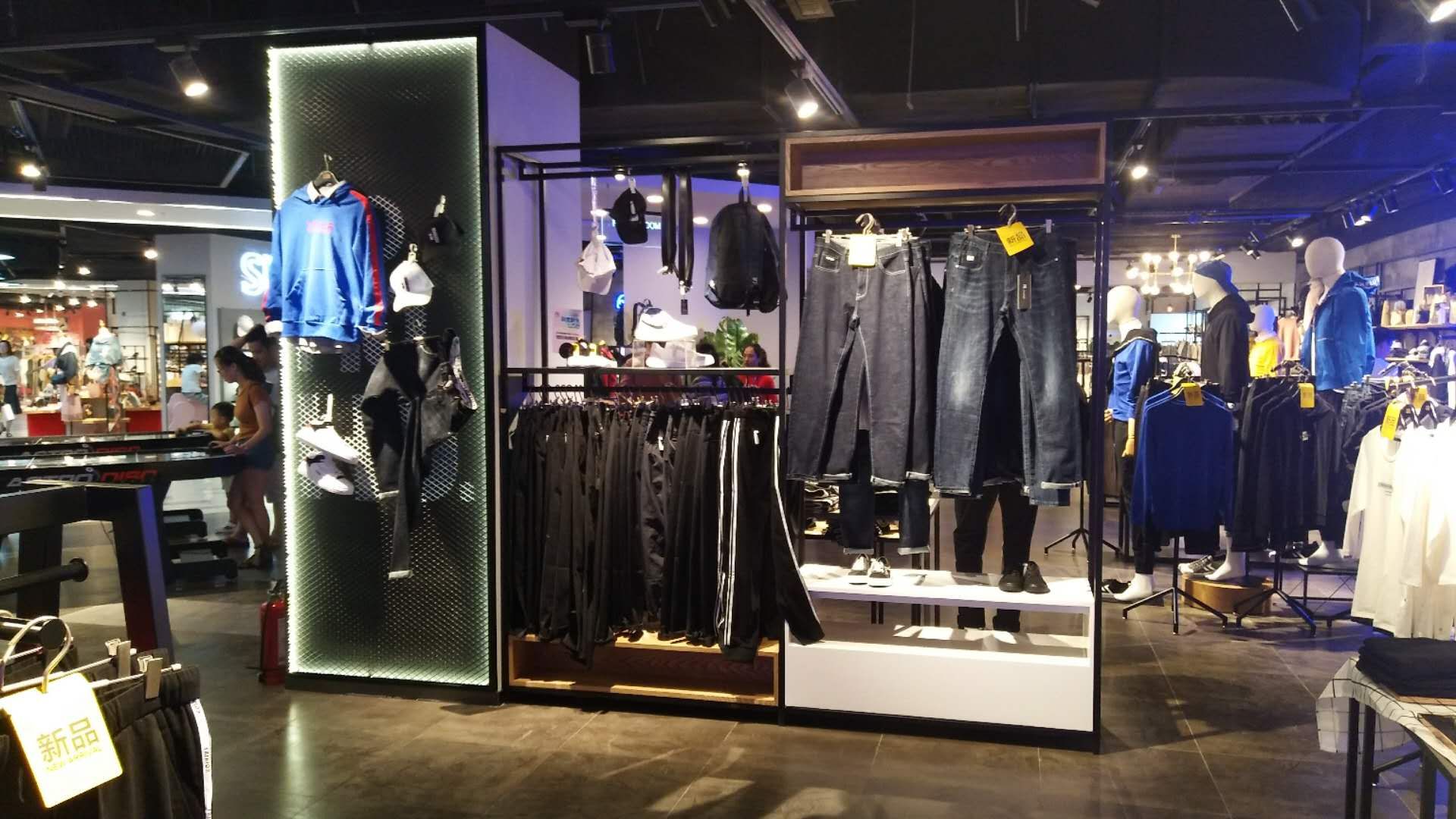 凡人优品综合店展柜设计装修(图2) 凡人优品综合店展柜设计装修(图2)