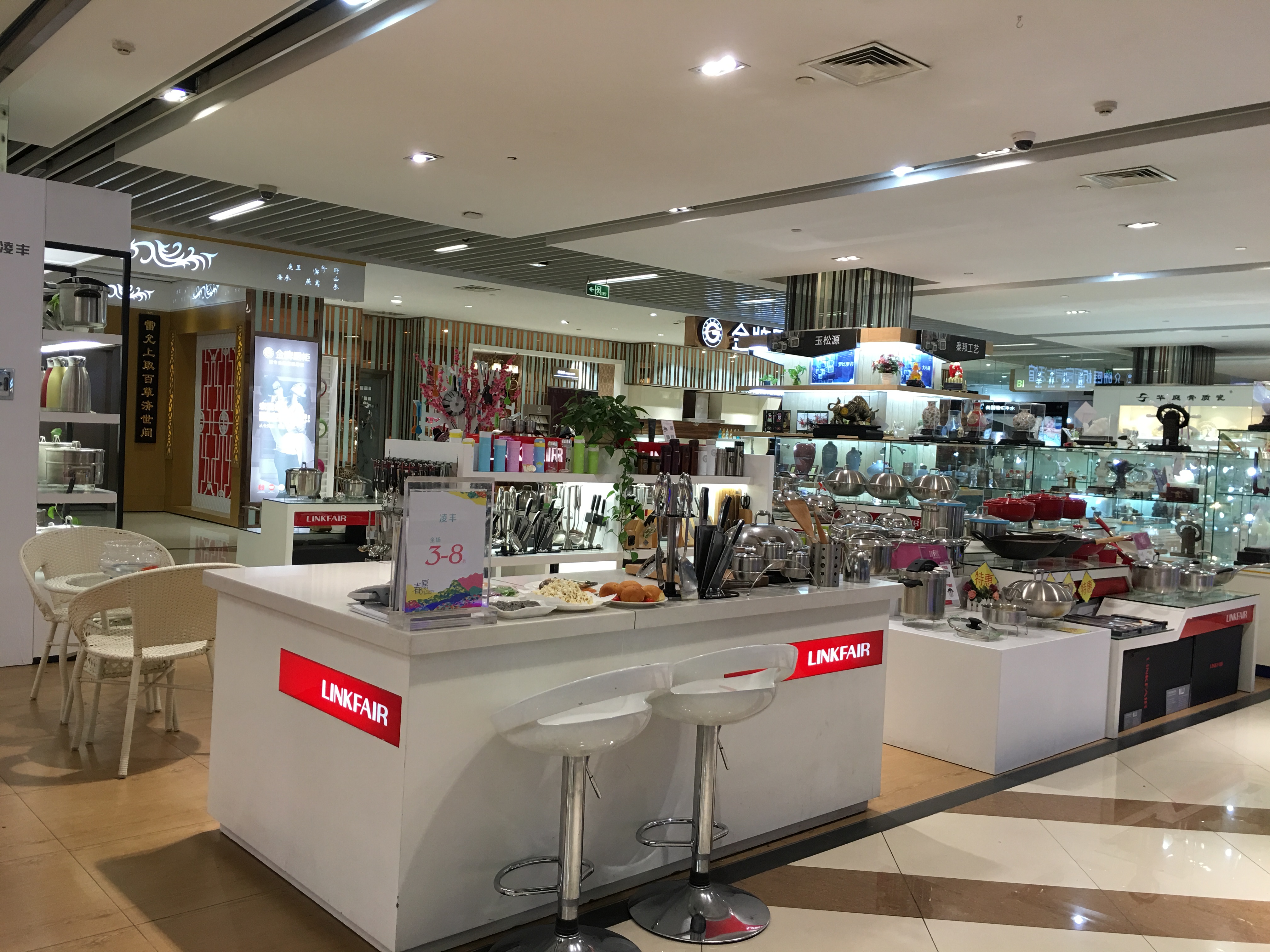 凌丰官网li nk FAIR展柜装修(图3)